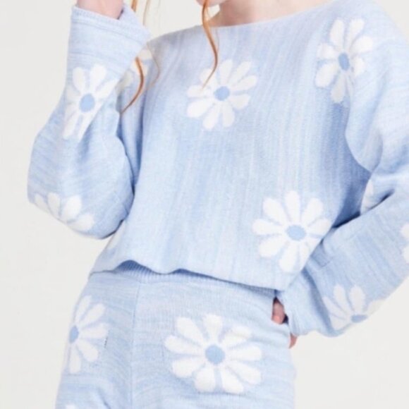 ALTER'D STATE BLUE FLORAL CROPPED SWEATER MEDIUM NWT - Picture 1 of 7